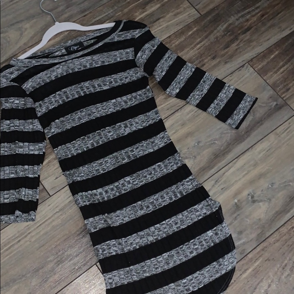 Mid sleeve short body on dress
